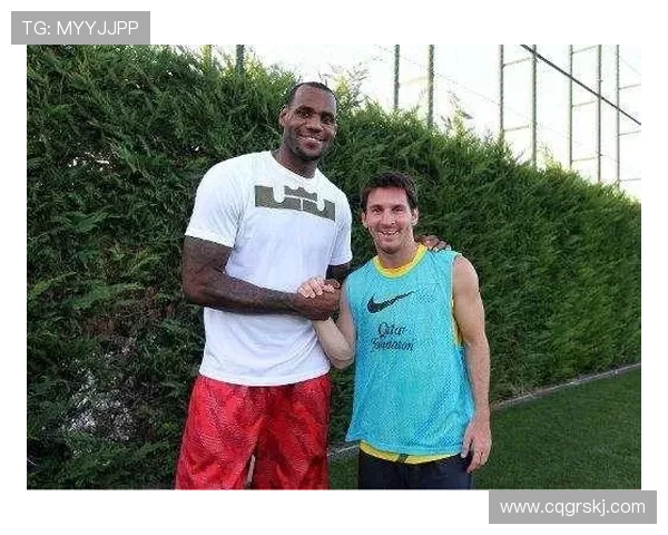 詹姆斯与画家亲密合影庆祝传递兄弟情谊与骄傲之情